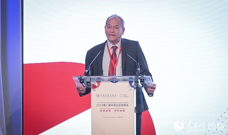 英國(guó)48家集團(tuán)俱樂(lè)部榮譽(yù)主席斯蒂芬·佩里致辭。人民網(wǎng) 郭錦標(biāo)攝