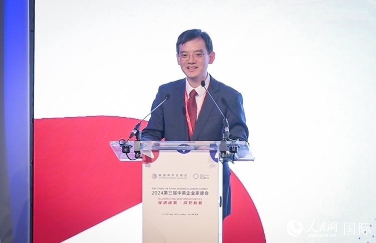 英國(guó)中國(guó)商會(huì)會(huì)長(zhǎng)、中國(guó)銀行倫敦分行行長(zhǎng)方文建致辭。人民網(wǎng) 郭錦標(biāo)攝