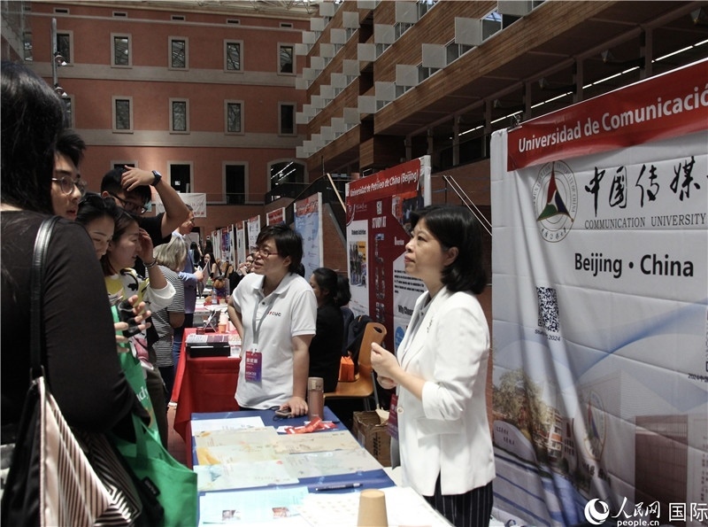 旅西華人華僑在展臺(tái)前咨詢。人民網(wǎng)記者 許海林?jǐn)z