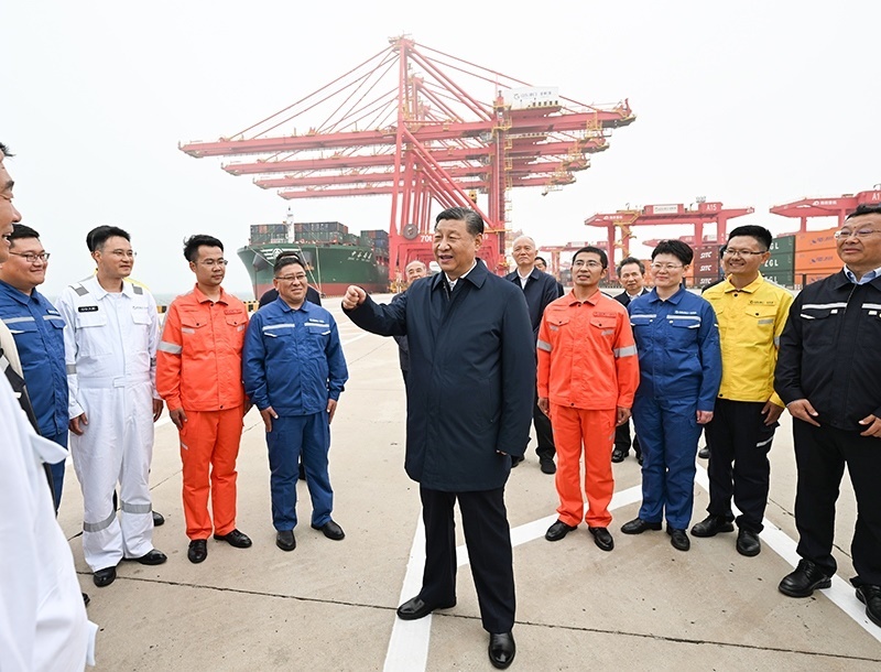 △2024年5月22日，習近平總書記在山東省日照港親切慰問港口科技工作者、運營人員、航運人員。