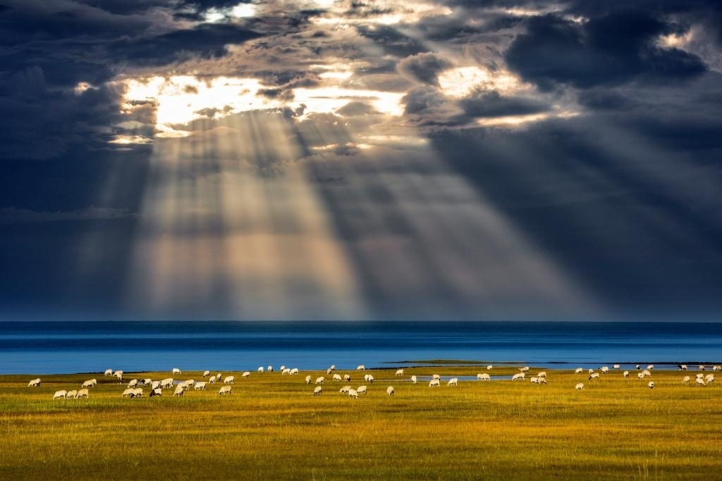 這是2022年9月21日在海北藏族自治州海晏縣拍攝的青海湖一角。（通聯(lián)照片 焦生福 攝）