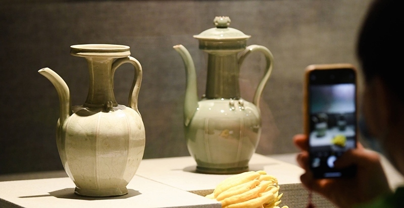 2021年9月14日，浙江省博物館，觀眾在拍攝北宋龍泉窯執(zhí)壺（左）和龍泉青瓷藝人劉杰制作的執(zhí)壺。
