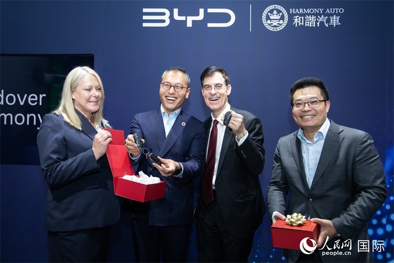 兩位英國消費者獲得新車鑰匙。人民網(wǎng)記者 許立群攝影