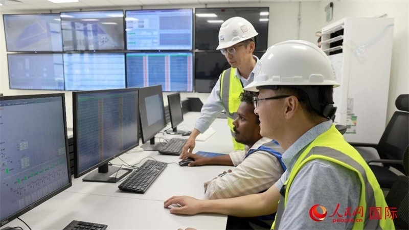 工作人員進(jìn)行倒送電準(zhǔn)備。人民網(wǎng)記者 管克江攝