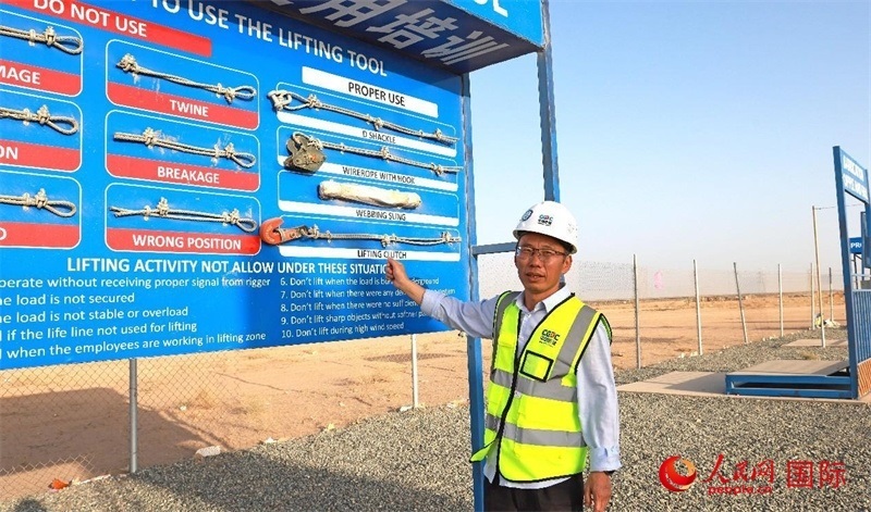 中國(guó)能建國(guó)際工程公司副總經(jīng)理兼阿爾舒巴赫電站項(xiàng)目經(jīng)理熊高峽展示安全培訓(xùn)中心設(shè)施。人民網(wǎng)記者 管克江攝