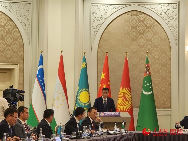 中國(guó)駐烏茲別克斯坦大使于駿致辭。人民網(wǎng)記者 李強(qiáng)攝