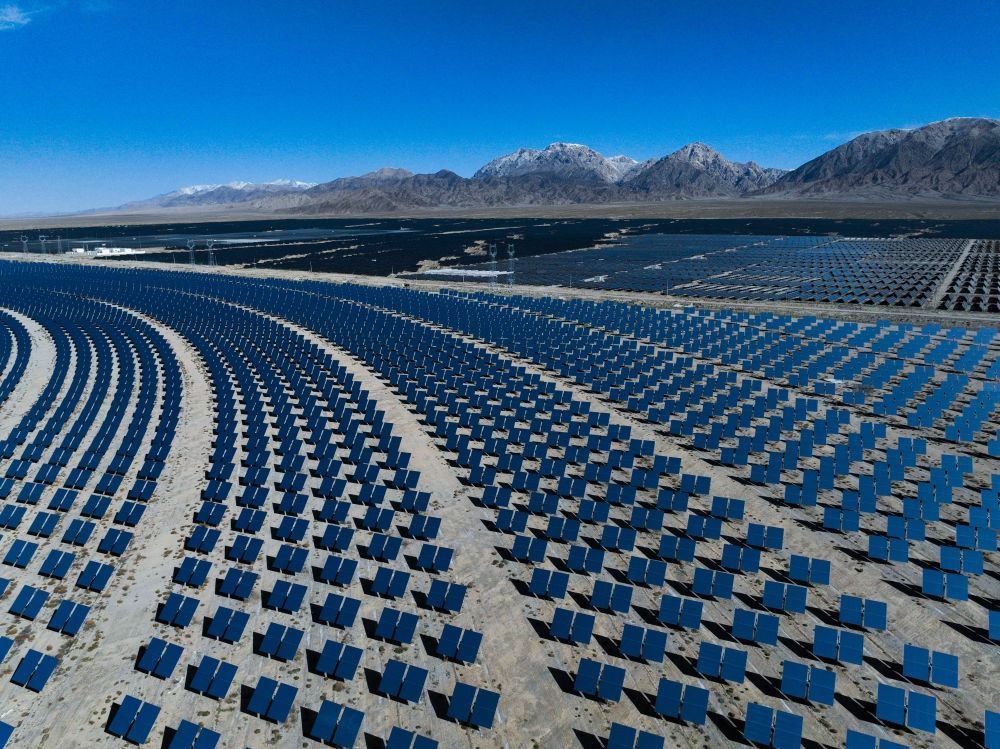 這是2024年4月23日在青海省海西蒙古族藏族自治州德令哈市光伏（光熱）產(chǎn)業(yè)園拍攝的光熱電站（無(wú)人機(jī)照片）。新華社記者 張龍 攝