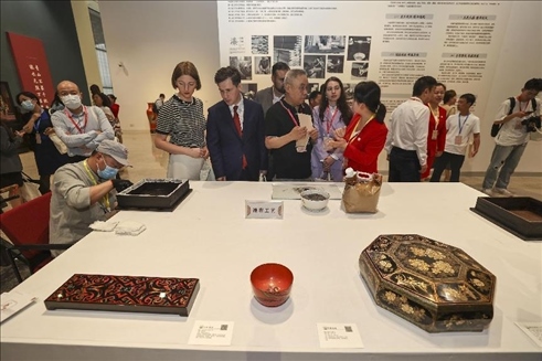 2023年5月28日，北京，推光漆器匠人為駐華使節(jié)展示技藝。