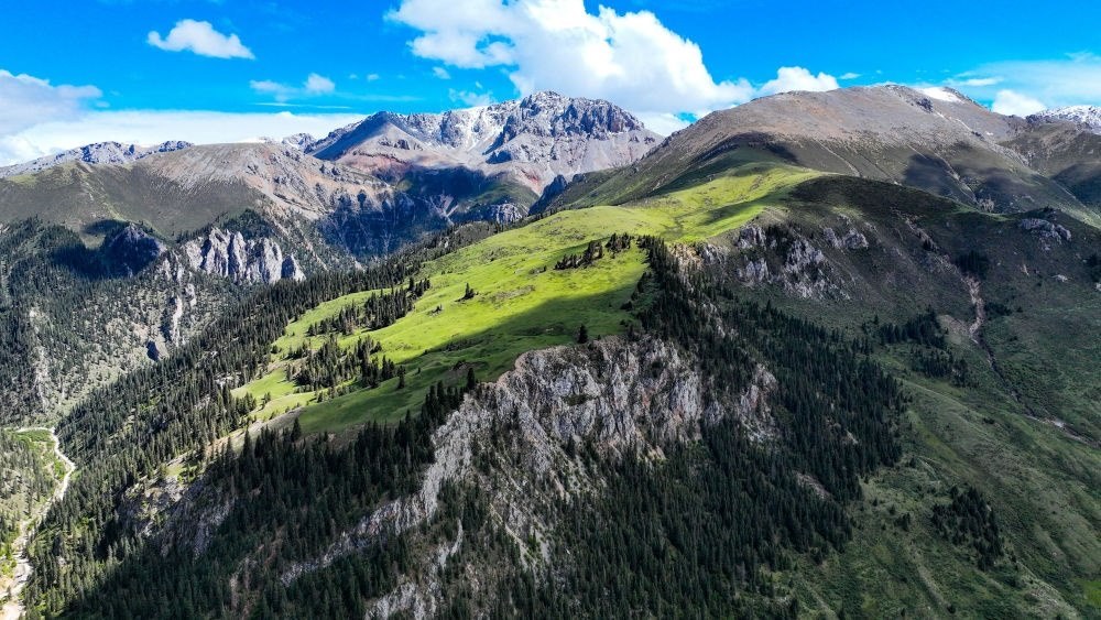 這是2023年6月18日在青海省玉樹(shù)藏族自治州囊謙縣拍攝的風(fēng)光（無(wú)人機(jī)照片）。新華社記者 張龍 攝