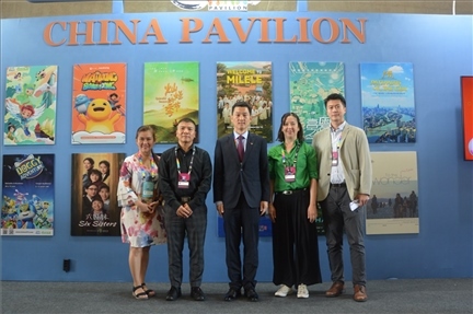 相關(guān)公司代表與中國(guó)駐里約熱內(nèi)盧總領(lǐng)館商務(wù)參贊敬艷輝在中國(guó)聯(lián)合展臺(tái)前合影。中廣國(guó)際公司供圖