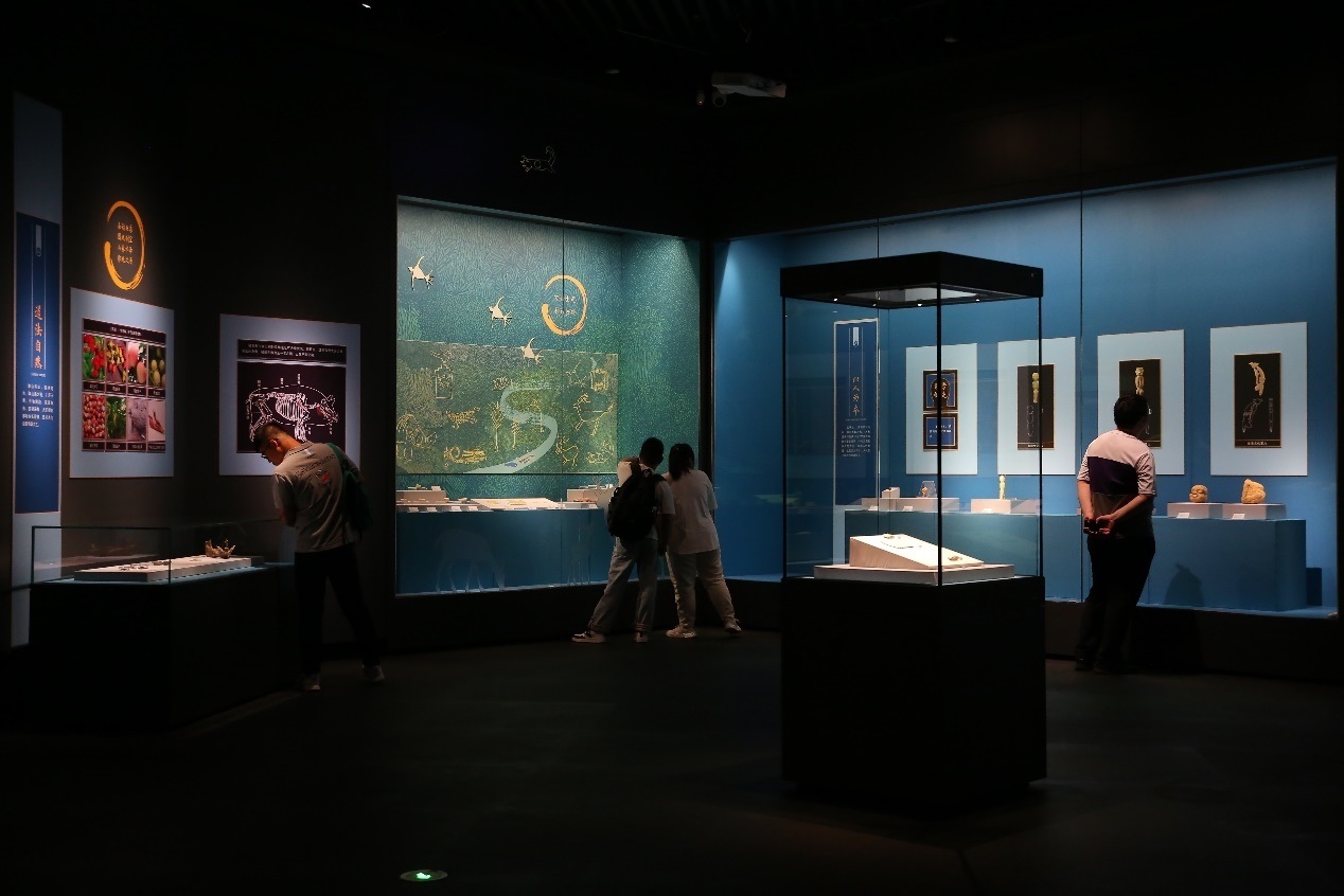 觀眾正在參觀展覽。國家文物局供圖