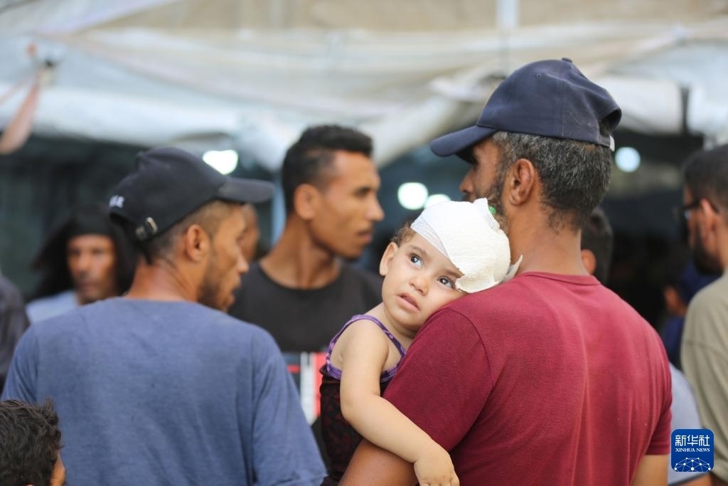 這是6月8日在加沙地帶中部努賽賴特難民營拍攝的傷員。新華社發(fā)（馬爾萬·達(dá)烏德攝）