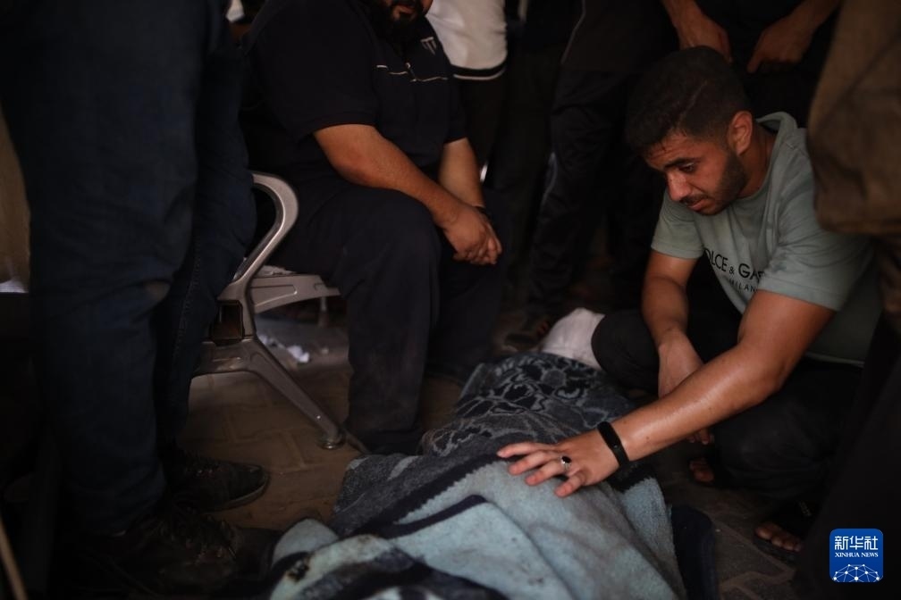 這是6月8日在加沙地帶中部努賽賴特難民營拍攝的以軍襲擊受害者。新華社發(fā)（馬爾萬·達(dá)烏德攝）