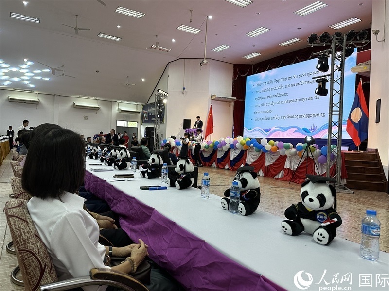 圖片：中老嘉賓在第二十三屆漢語橋世界大學(xué)生中文比賽老撾賽區(qū)決賽上致辭。孫廣勇攝