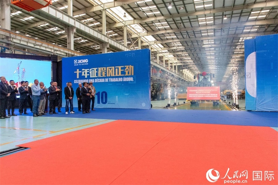儀式上，米納斯吉拉斯州、波蘇阿雷格里市政府官員，徐工巴西制造的供應(yīng)商、經(jīng)銷商、客戶伙伴、員工代表和在巴中資機構(gòu)代表等，一起祝賀徐工巴西制造第23456臺產(chǎn)品下線并交付客戶。 人民日報社拉美中心分社 威廉·科埃略·維亞納攝