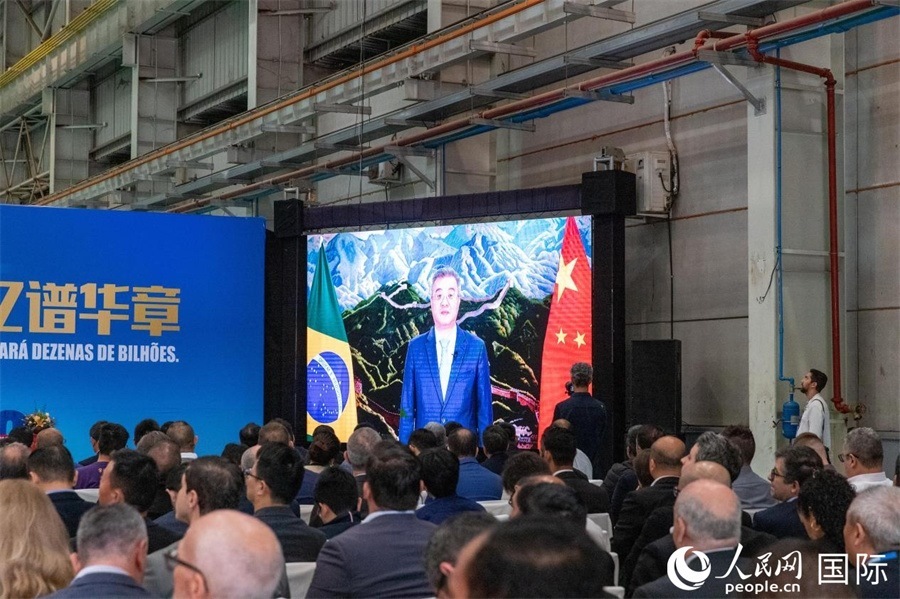 中國駐巴西大使祝青橋在視頻致辭中表示，徐工在巴西的發(fā)展，是眾多中國企業(yè)在習(xí)近平主席提出的共建“一帶一路”倡議推動下，將中國的技術(shù)和產(chǎn)業(yè)發(fā)展成果帶往世界，促進(jìn)各國發(fā)展的縮影。 人民日報社拉美中心分社 威廉·科埃略·維亞納攝