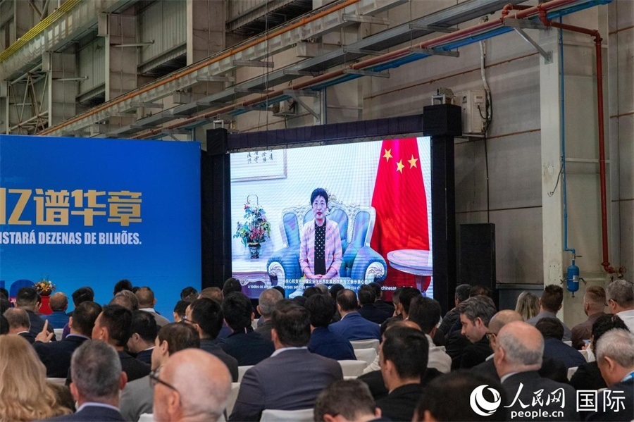 中國駐里約熱內(nèi)盧總領(lǐng)事田敏在視頻致辭中表示，中國是米納斯吉拉斯州第一大貿(mào)易伙伴和重要投資來源國。近年來，雙方在貿(mào)易投資、科技創(chuàng)新、裝備制造、人文交流等領(lǐng)域開展了富有成果的合作。 人民日報社拉美中心分社 威廉·科埃略·維亞納攝