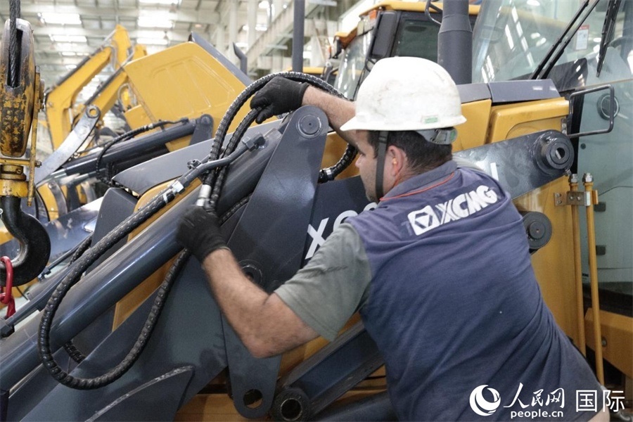 一名徐工巴西制造基地的當(dāng)?shù)貑T工正在進(jìn)行設(shè)備安裝和調(diào)試。 人民日報社拉美中心分社 威廉·科埃略·維亞納攝