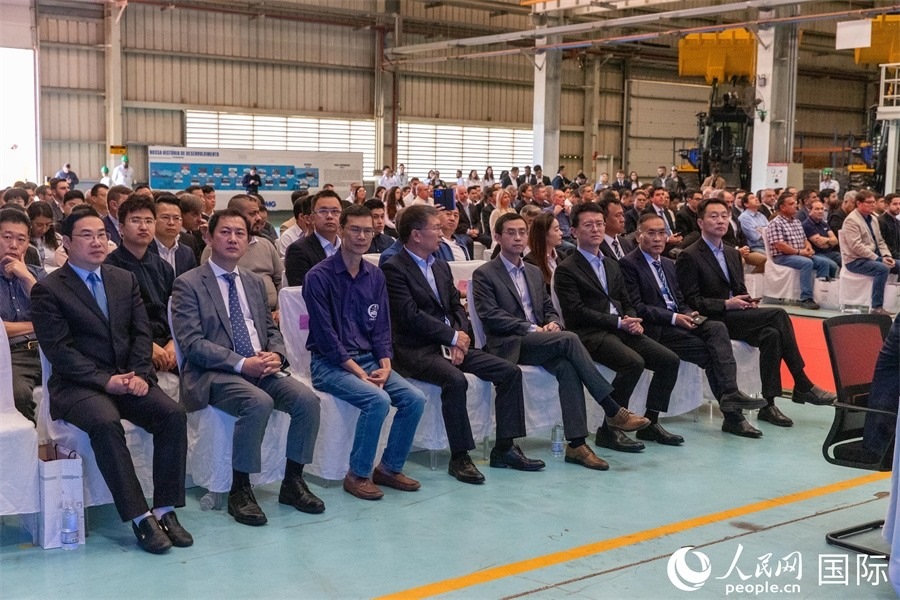 巴西米納斯吉拉斯州、波蘇阿雷格里市政府官員，徐工巴西制造的供應(yīng)商、經(jīng)銷商、客戶伙伴和員工代表，以及在巴中資機構(gòu)代表等200多人，出席了徐工巴西制造投產(chǎn)運營10周年暨第23456臺產(chǎn)品下線儀式。 人民網(wǎng) 威廉·科埃略·維亞納攝