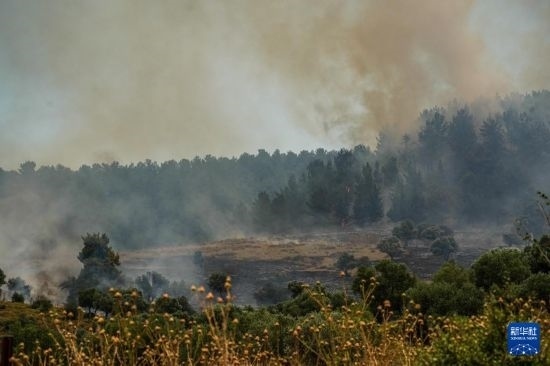  6月12日，以色列北部加利利地區(qū)遭受火箭彈襲擊后冒出滾滾濃煙。新華社發(fā)（阿亞爾·馬戈林攝/基尼圖片社）