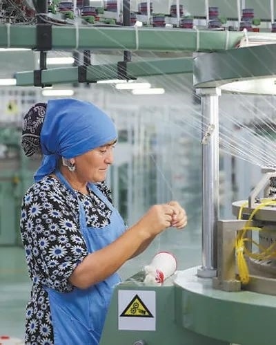 在針織毛坯車(chē)間，當(dāng)?shù)毓と苏诮泳€(xiàn)。胡澤曦?cái)z