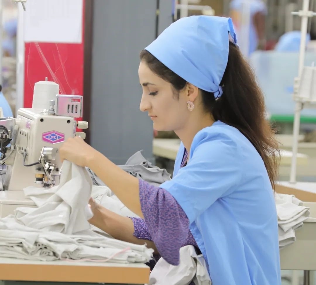 當(dāng)?shù)毓と苏谶M(jìn)行成衣縫紉。胡澤曦?cái)z