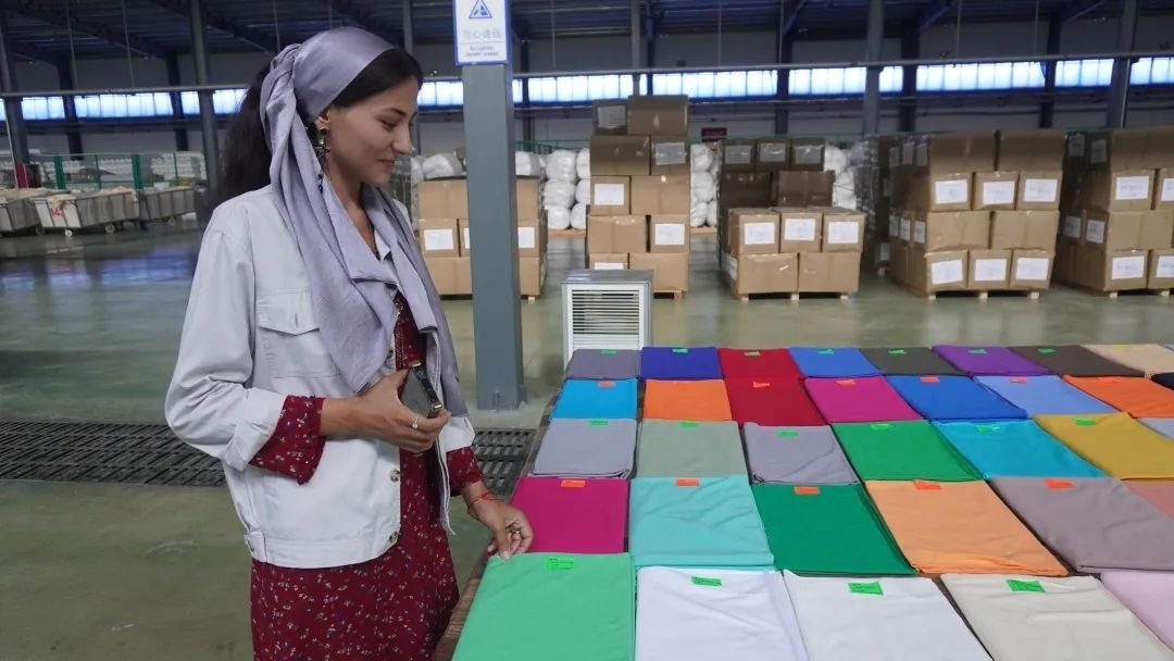 當(dāng)?shù)毓と苏跈z驗(yàn)成品。曲頌攝