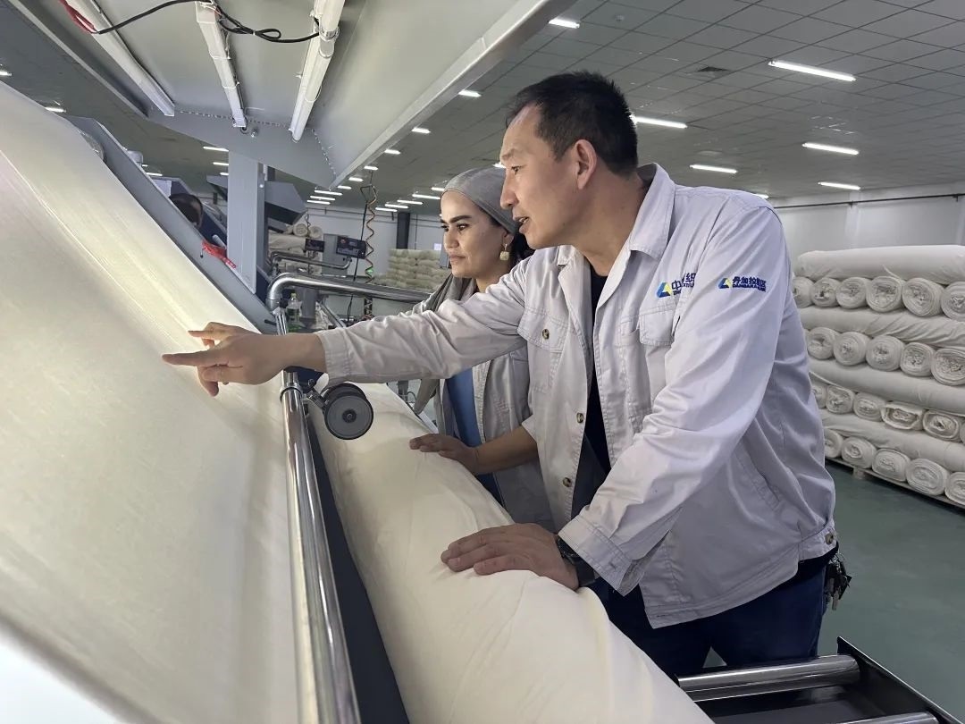 中方技術(shù)人員正在指導(dǎo)當(dāng)?shù)毓と?。屈佩攝