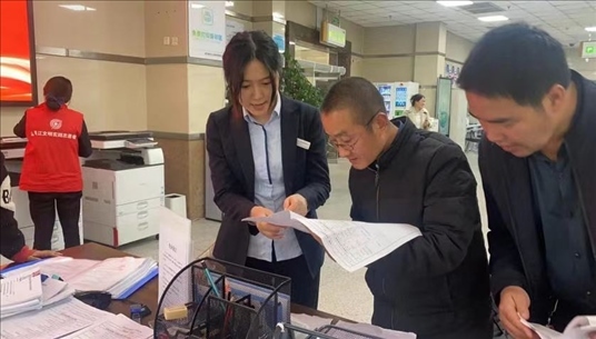 成都市溫江區(qū)市場監(jiān)管局為群眾提供“個轉企”登記幫辦服務。成都市市場監(jiān)管局供圖