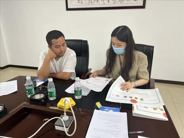 成都市溫江區(qū)市場監(jiān)管局在區(qū)農副產(chǎn)品流通交易中心為商戶上門辦理“個轉企”登記。成都市市場監(jiān)管局供圖