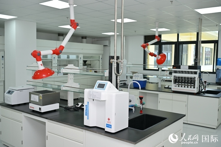 援緬甸國家疾控中心實驗室內(nèi)。人民網(wǎng)記者 謝佳君攝