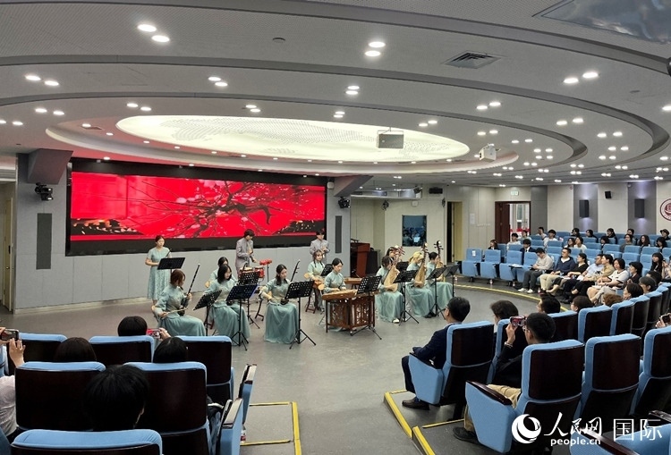 北京第二外國(guó)語(yǔ)學(xué)院學(xué)生帶來(lái)民樂(lè)表演。人民網(wǎng)記者 陳思攝