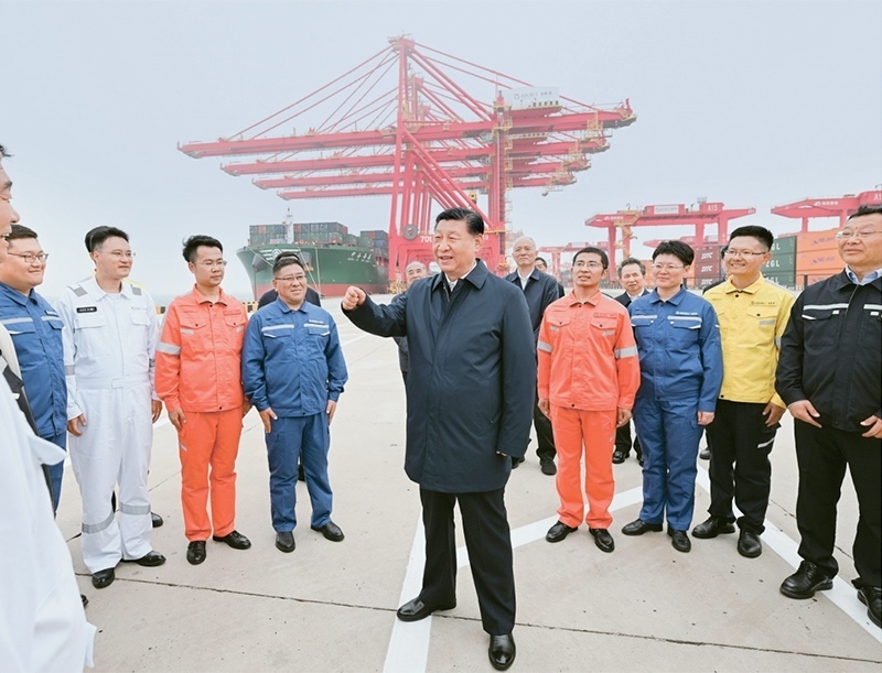 2024年5月22日至24日，中共中央總書記、國家主席、中央軍委主席習近平在山東考察。這是22日下午，習近平在日照港親切慰問港口科技工作者、運營人員、航運人員。 新華社記者 謝環(huán)馳/攝