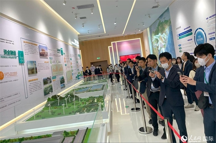 日本創(chuàng)價學會青年代表團在烏魯木齊市文化中心規(guī)劃館參觀。人民網(wǎng)記者 張麗婭攝