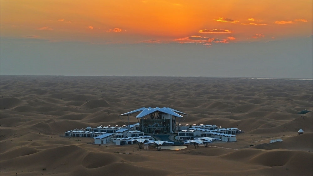 這是位于寧夏中衛(wèi)市沙坡頭景區(qū)的星星酒店（2023年9月6日攝，無人機照片）。新華社記者 王鵬 攝