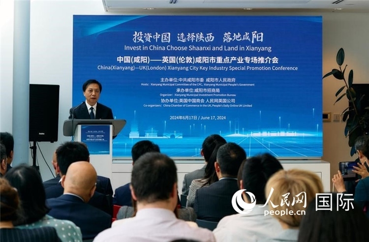 咸陽(yáng)市委書(shū)記夏曉中致辭。