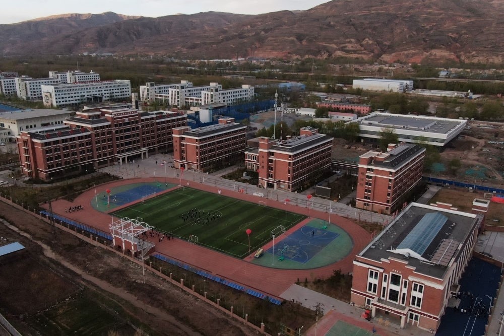 這是果洛西寧民族中學(xué)（2021年4月28日攝，無人機(jī)照片）。