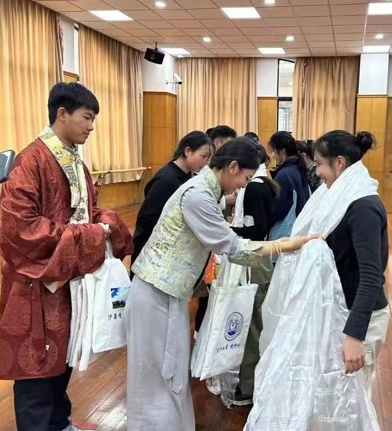 2024年1月18日，在上海市大同中學(xué)，果洛西寧民族中學(xué)學(xué)生給上海大同中學(xué)師生獻(xiàn)哈達(dá)。新華社發(fā)（果洛州教育局供圖）