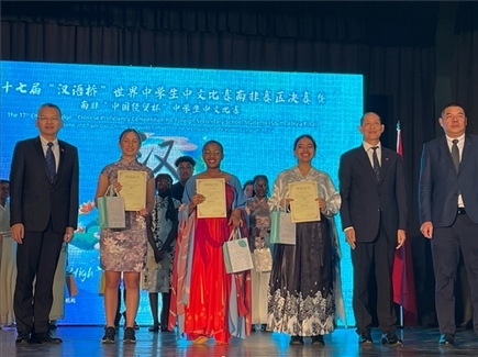 李旭東教育參贊（左一）與赴華參賽選手等合影留念。（圖片來源：孔子課堂）