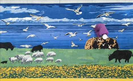 在青海省西寧市圣源地毯集團有限公司生產車間，操作工檢查毯面、拔花刺（2023年2月4日攝）。新華社記者 才揚 攝