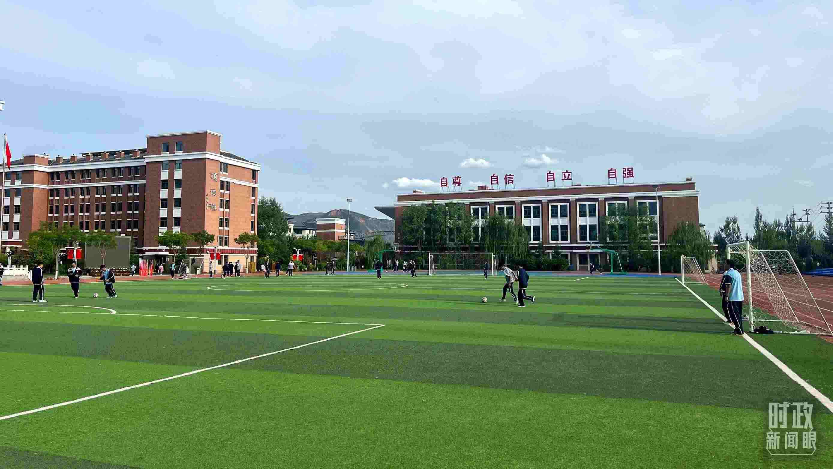 △果洛西寧民族中學(xué)。（總臺(tái)央視記者楊波、楊新禹拍攝）