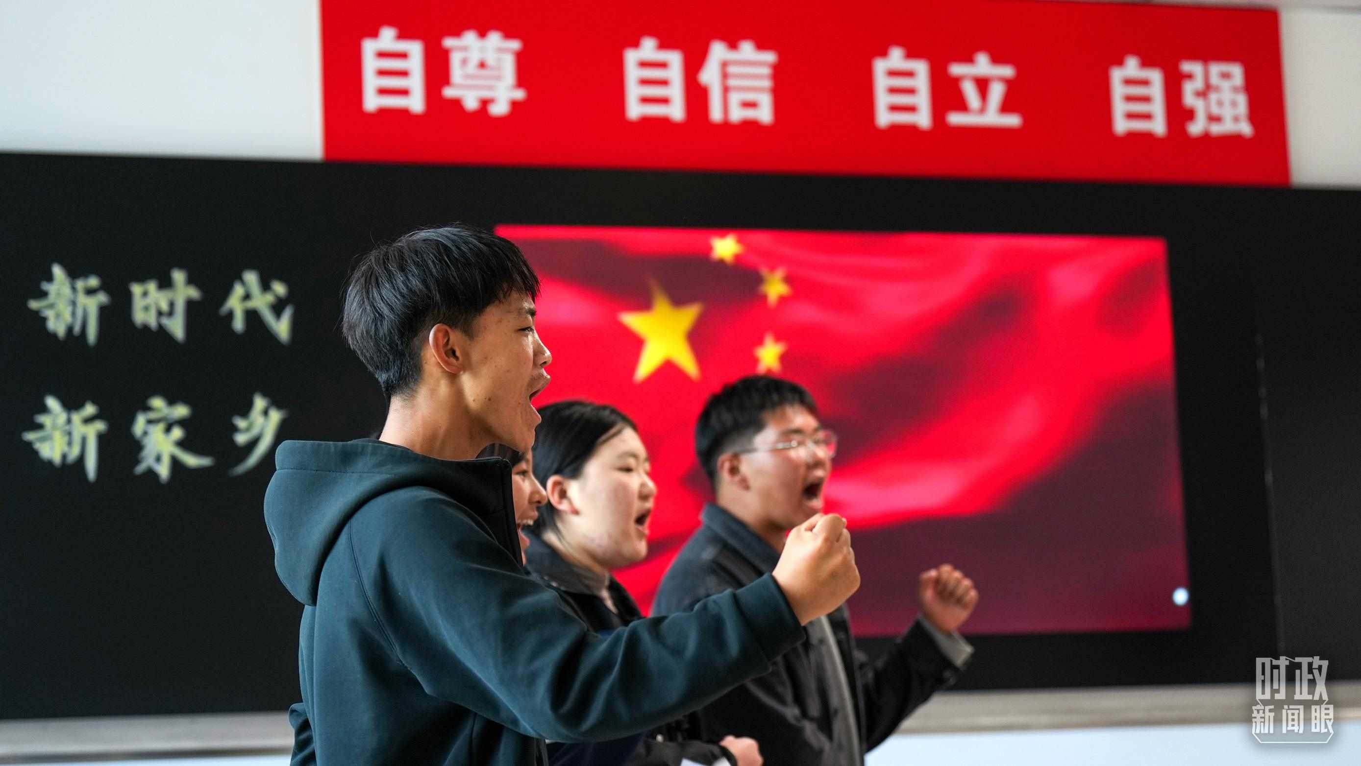 △果洛西寧民族中學(xué)高一（1）班的“新時(shí)代、新家鄉(xiāng)”主題思政課。（總臺(tái)央視記者許永松、國(guó)廣記者李晉拍攝）