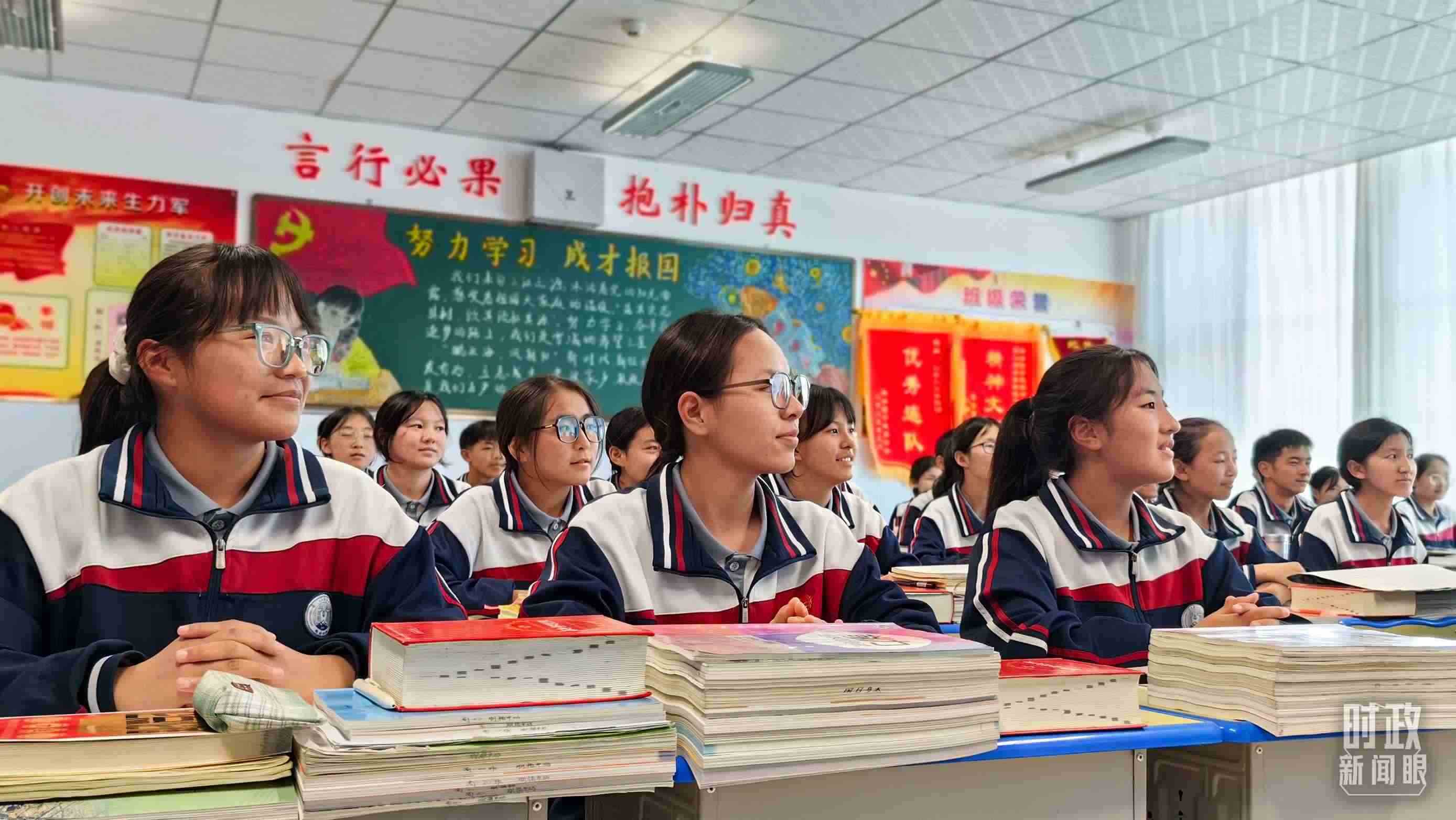△果洛西寧民族中學(xué)高一（1）班的“新時(shí)代、新家鄉(xiāng)”主題思政課。（總臺(tái)央視記者段德文拍攝）