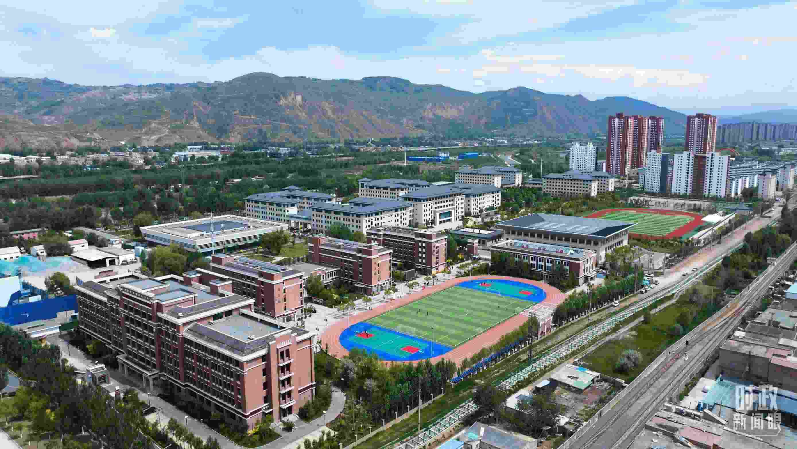 △果洛西寧民族中學(xué)。（總臺(tái)記者閆懋鵬拍攝）