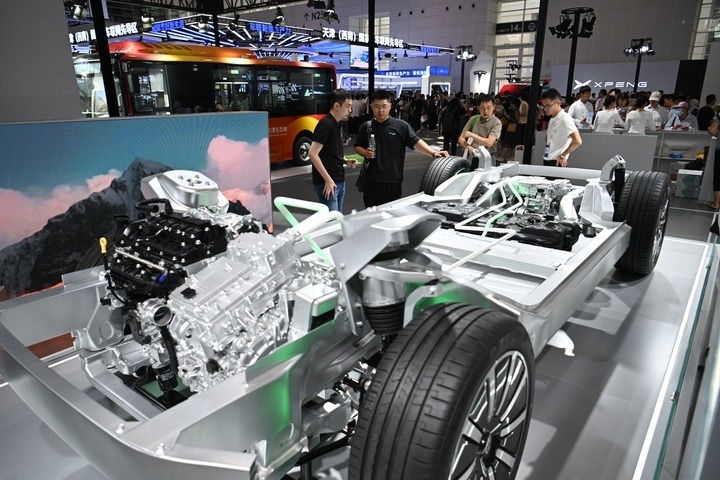 這是在博覽會(huì)現(xiàn)場拍攝的一款智能網(wǎng)聯(lián)汽車平臺(tái)架構(gòu)（6月20日攝）。新華社記者 孫凡越 攝