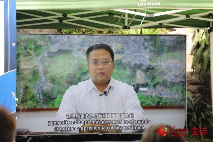 德化縣人民政府縣長方俊欽視頻致辭。人民網(wǎng) 埃內(nèi)斯托·多明戈斯攝