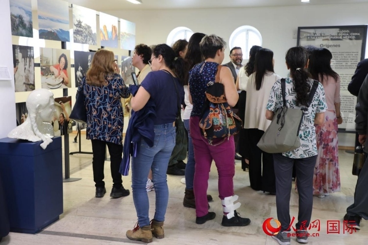 在展覽現(xiàn)場，觀眾們駐足欣賞德化白瓷和墨西哥彩瓷。人民網(wǎng) 埃內(nèi)斯托·多明戈斯攝