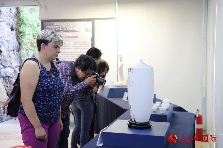 在展覽現(xiàn)場，觀眾們駐足欣賞德化白瓷和墨西哥彩瓷。人民網(wǎng) 埃內(nèi)斯托·多明戈斯攝