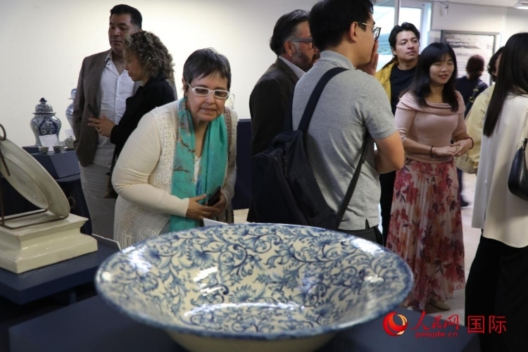 在展覽現(xiàn)場，觀眾們駐足欣賞德化白瓷和墨西哥彩瓷。人民網(wǎng) 埃內(nèi)斯托·多明戈斯攝