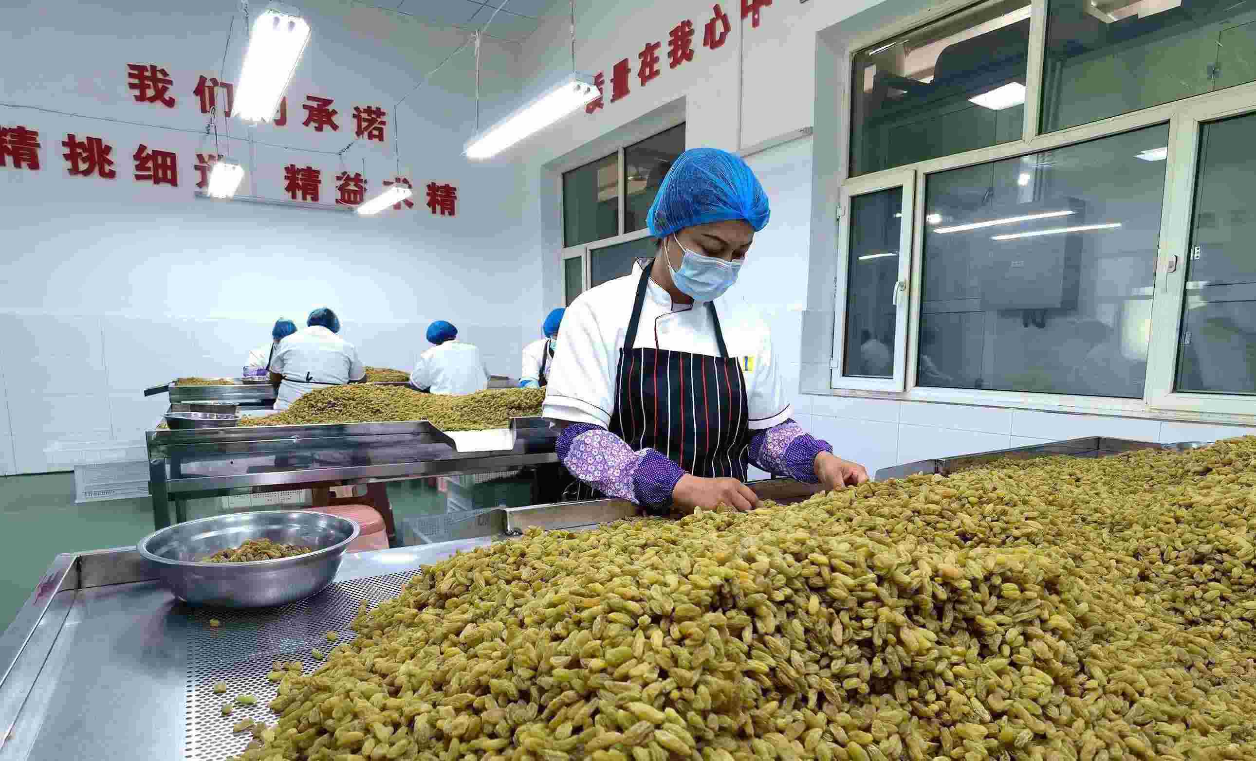 新疆吐魯番市高昌區(qū)亞爾鎮(zhèn)新城西門村，村民們?cè)诜謷咸迅伞? width=